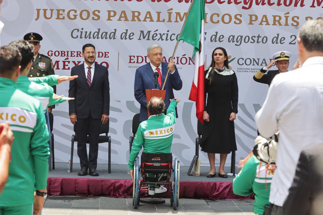 Abandera López Obrador a la Delegación Mexicana para los Juegos Paralímpicos París 2024