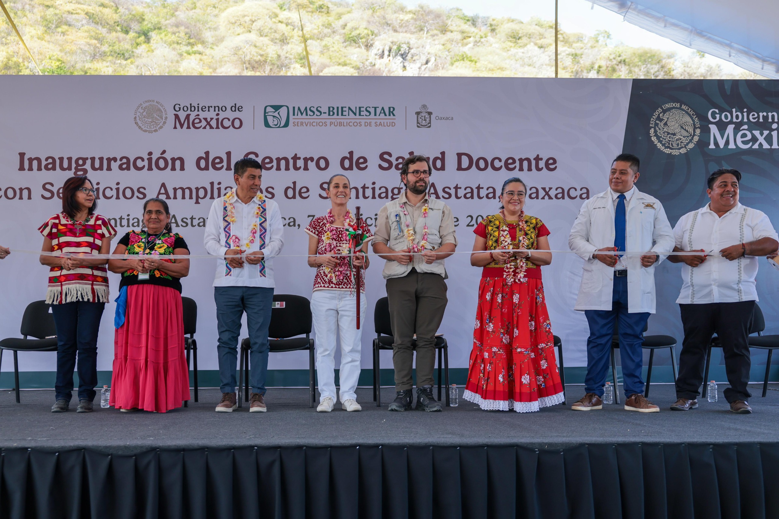 Inaugura la presidenta Claudia Sheinbaum el Centro de Salud Docente con Servicios Ampliados en Santiago Astata, Oaxaca