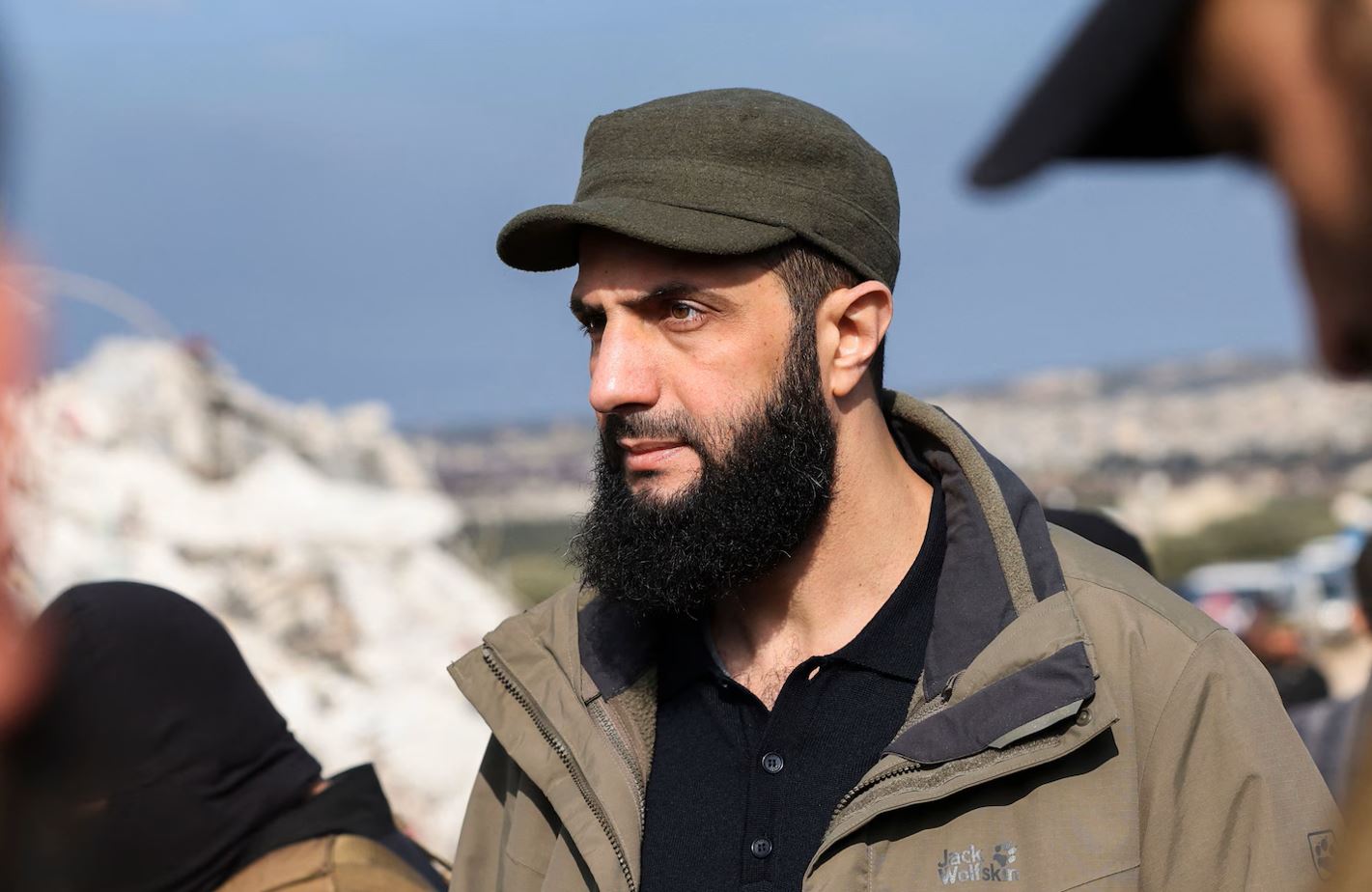 ¿Cuál es la trayectoria de Abu Mohammed al Jawlani, líder del grupo que derrocó al presidente de Siria?