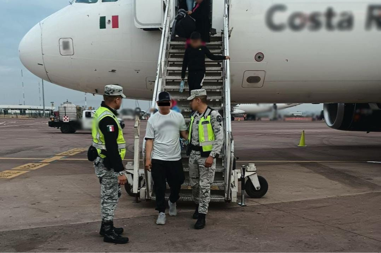 Detiene Guardia Nacional a Mario “N” por alterar el orden en vuelo hacia Tijuana