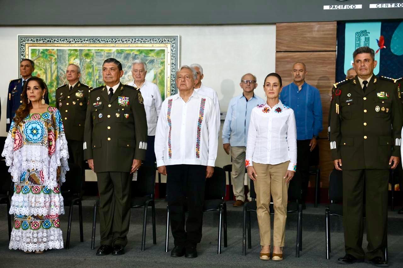 Entrega López Obrador reconocimientos a ingenieros y constructores del Tren Maya en Quintana Roo