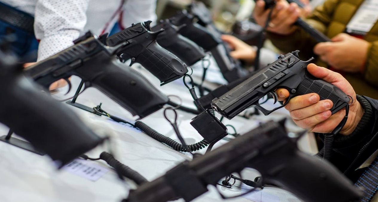 Adolescentes de EE.UU. venden armas a cárteles mexicanos mediante WhatsApp y Telegram, revela NYT