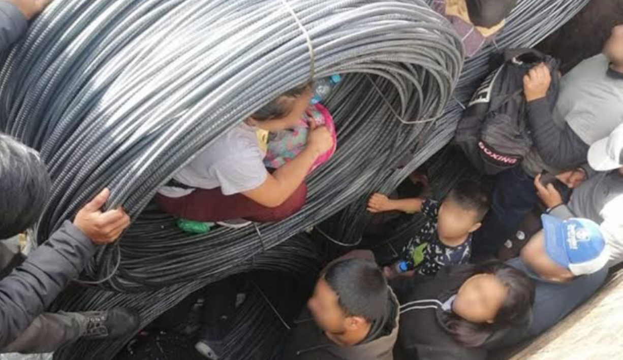 Rescatan a 87 personas migrantes que viajaban dentro de rollos de alambre en Sonora