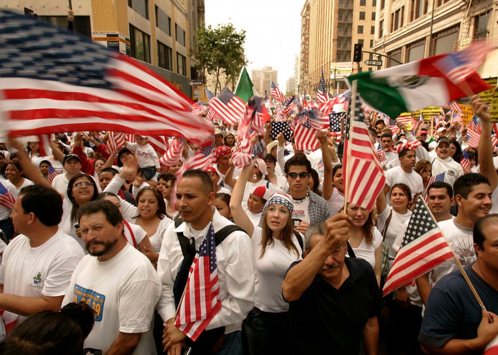 Generan migrantes casi el 15% del PIB de EEUU; consumo latino alcanza 2.7 billones de dólares