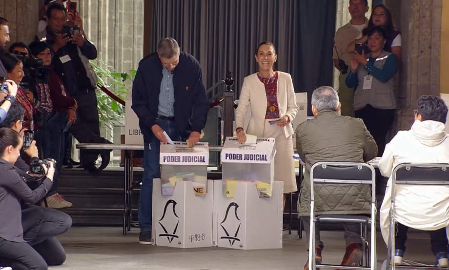 Claudia Sheinbaum emite su voto en la primera elección judicial