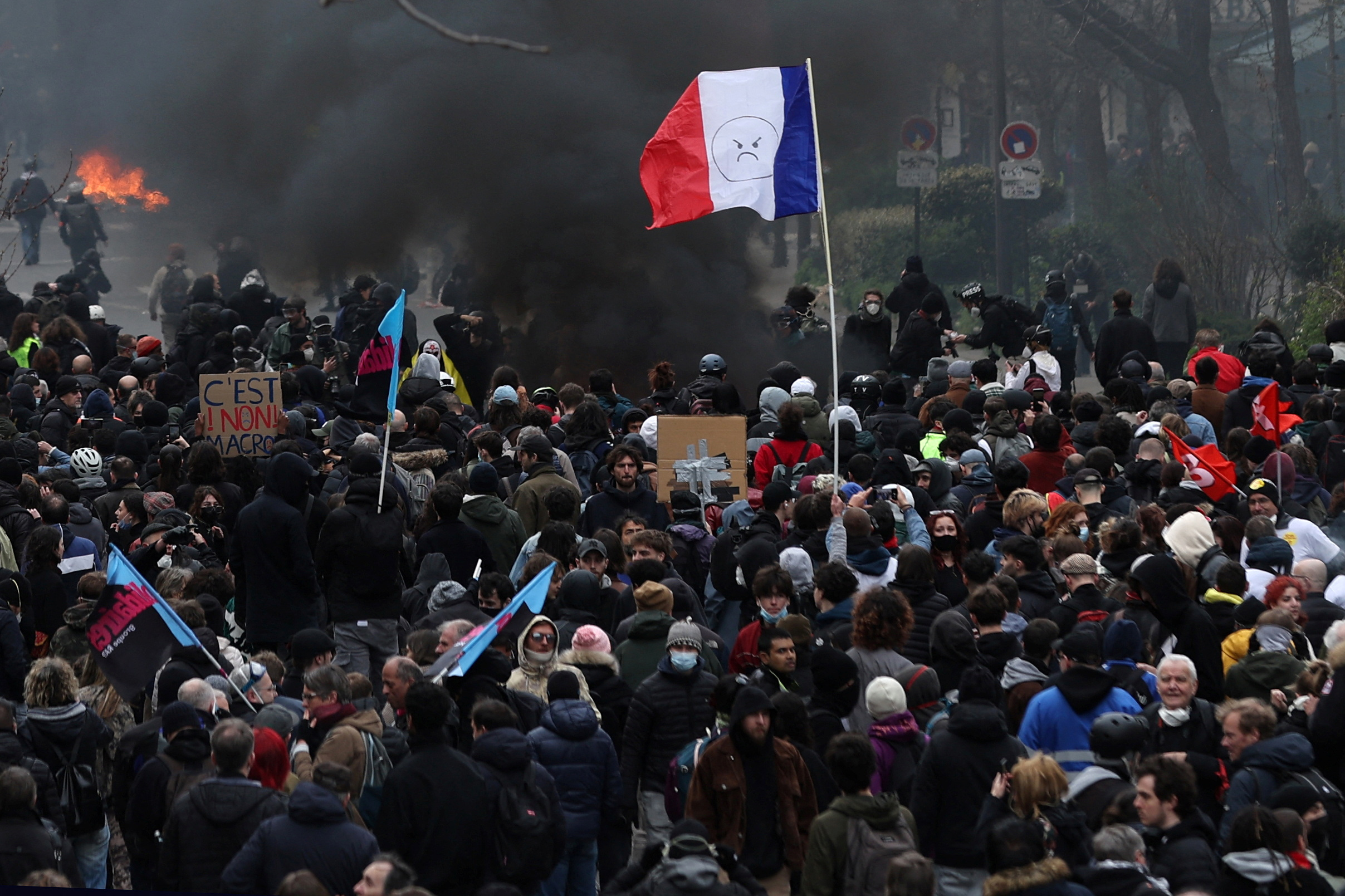 SPR Informa Atacan casa de alcalde en Francia durante protestas