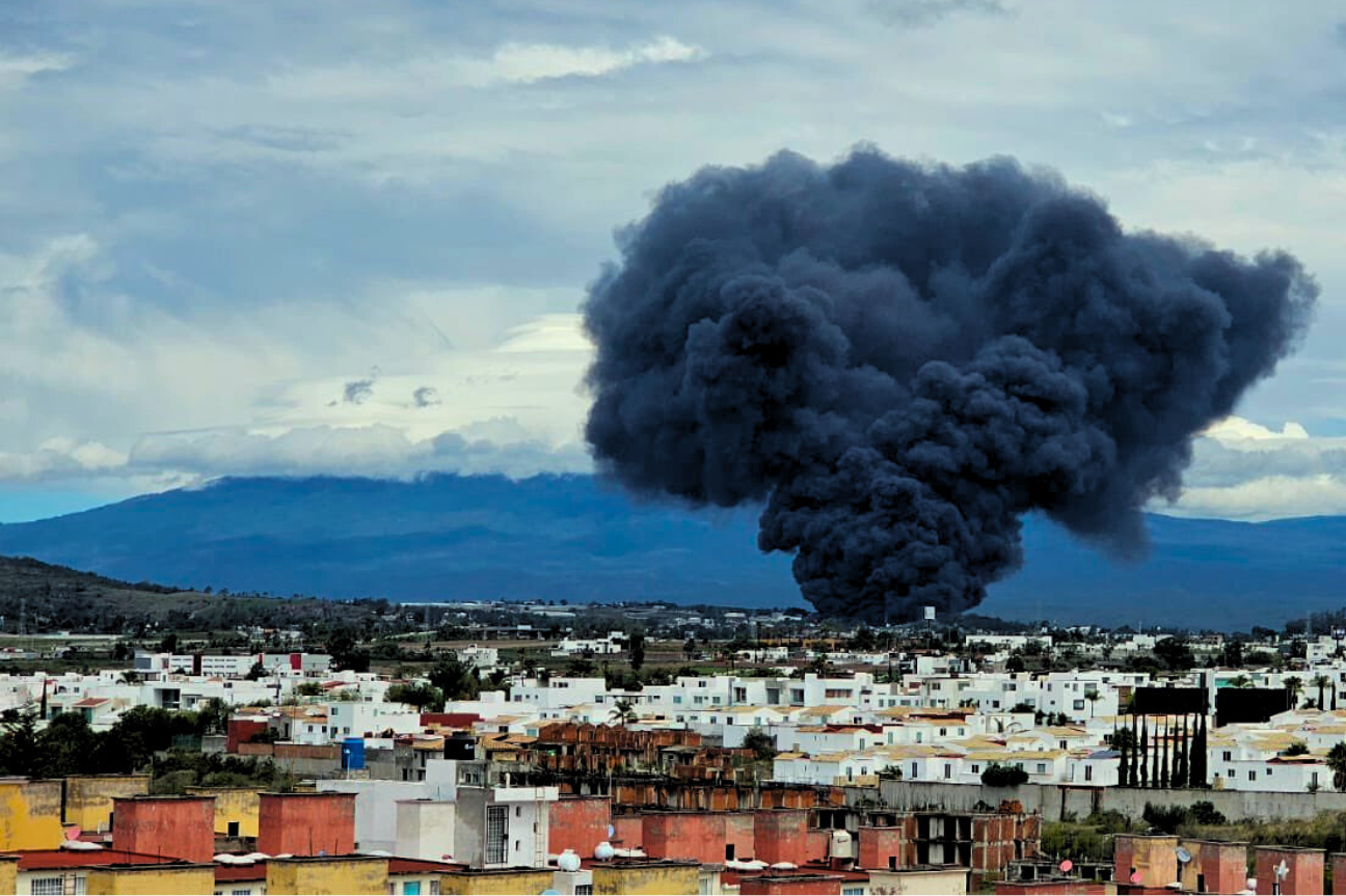 Evacuan a pobladores de San Gregorio Atzompa, Puebla, por incendio en fábrica