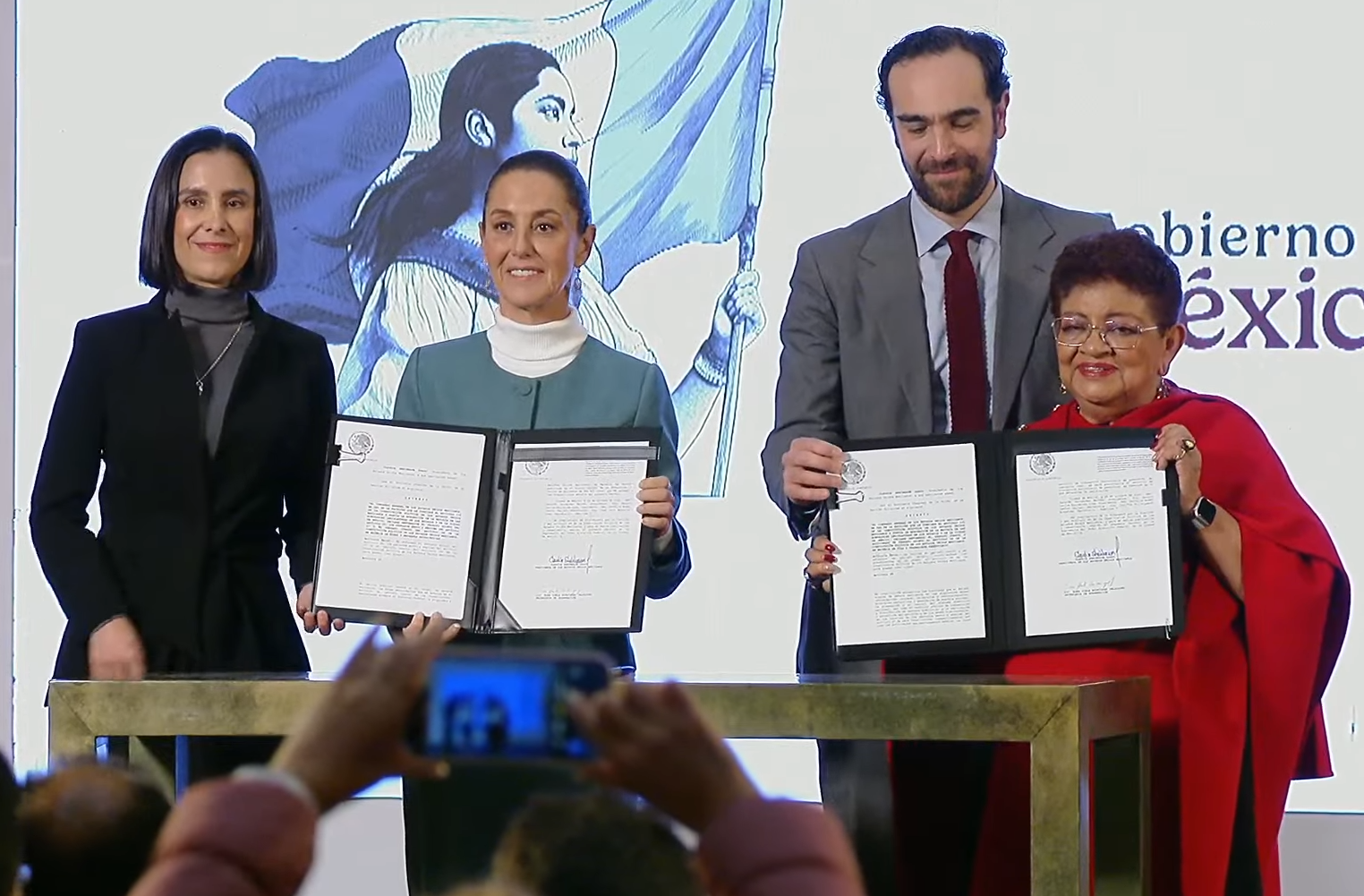 Firma Claudia Sheinbaum decretos para publicar la Reforma Energética y la Reforma de Trenes de Pasajeros