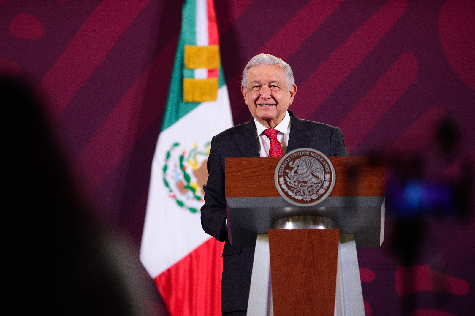 Es un neófito de la política: López Obrador cuestiona a Claudio X. González por su estrategia política