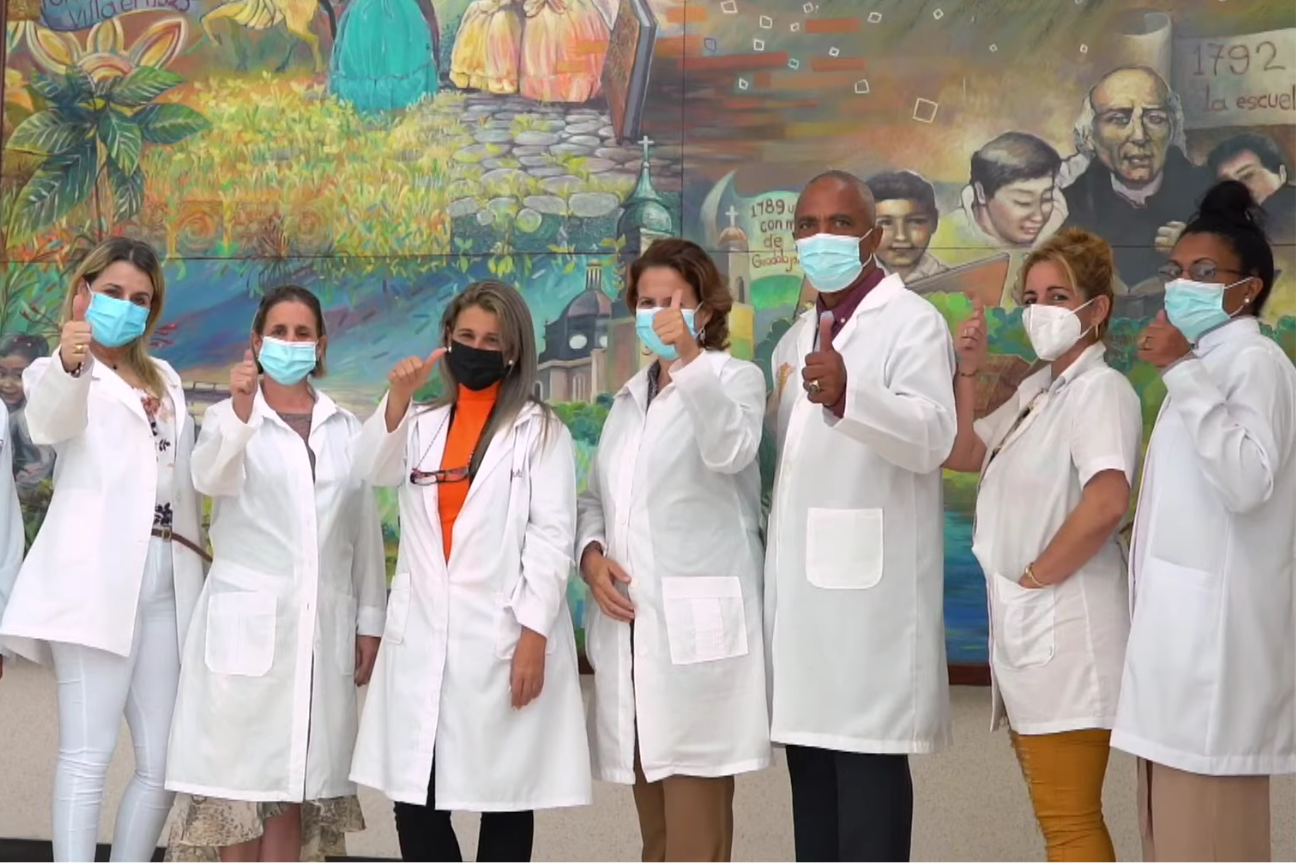 Forman parte de IMSS-Bienestar 806 médicos especialistas cubanos