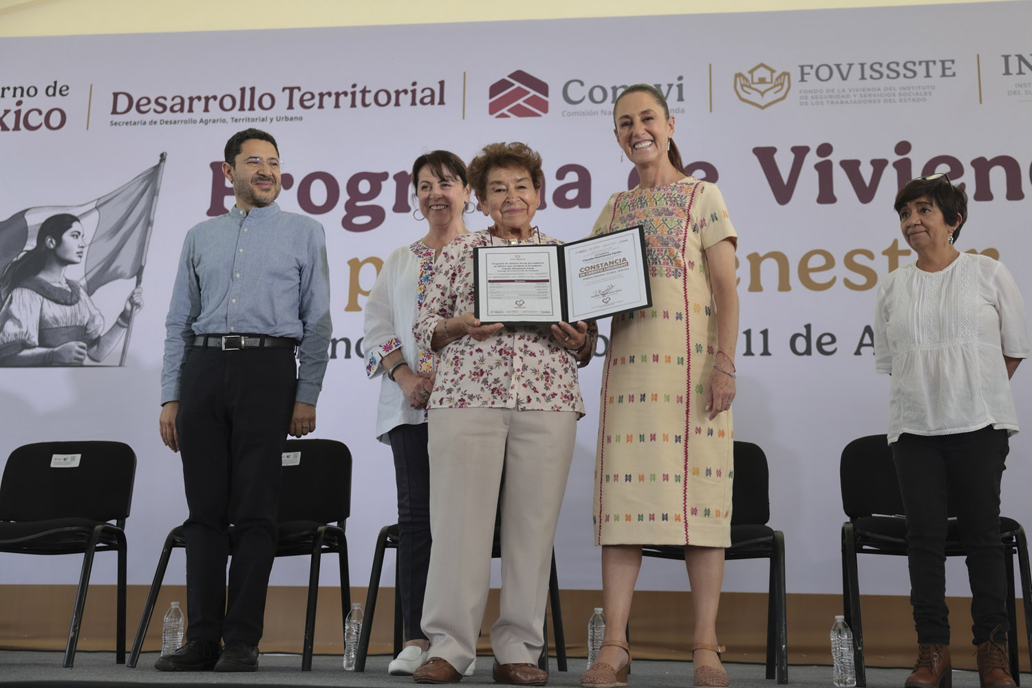 Entrega Claudia Sheinbaum escrituras y condonaciones de créditos hipotecarios en Morelos