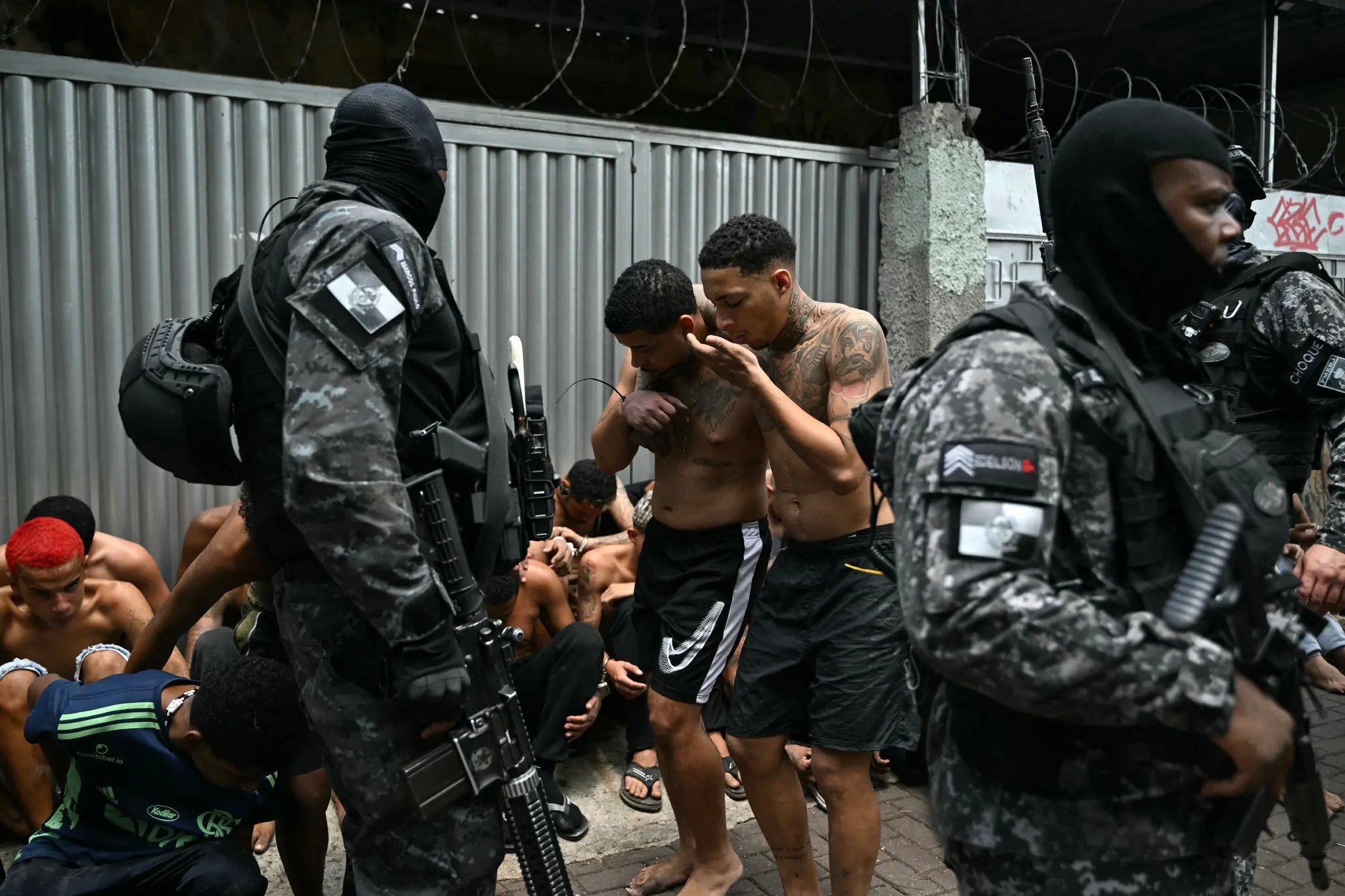 Suman más de 100 muertos tras mega operativo policial en las favelas de Río de Janeiro