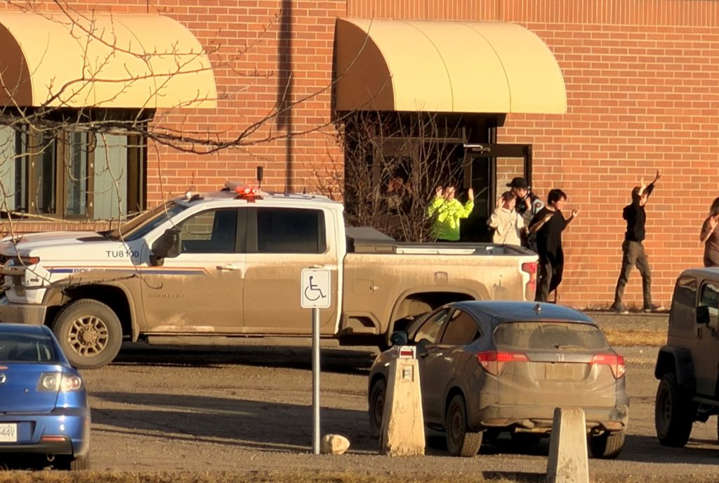 Deja tiroteo en secundaria de Canadá ocho muertos y 25 heridos