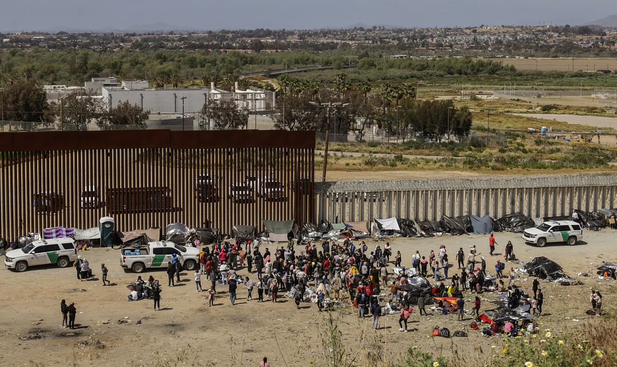 Termina el Título 42, entra en vigor el Título 8 ¿Qué significa en materia migratoria?