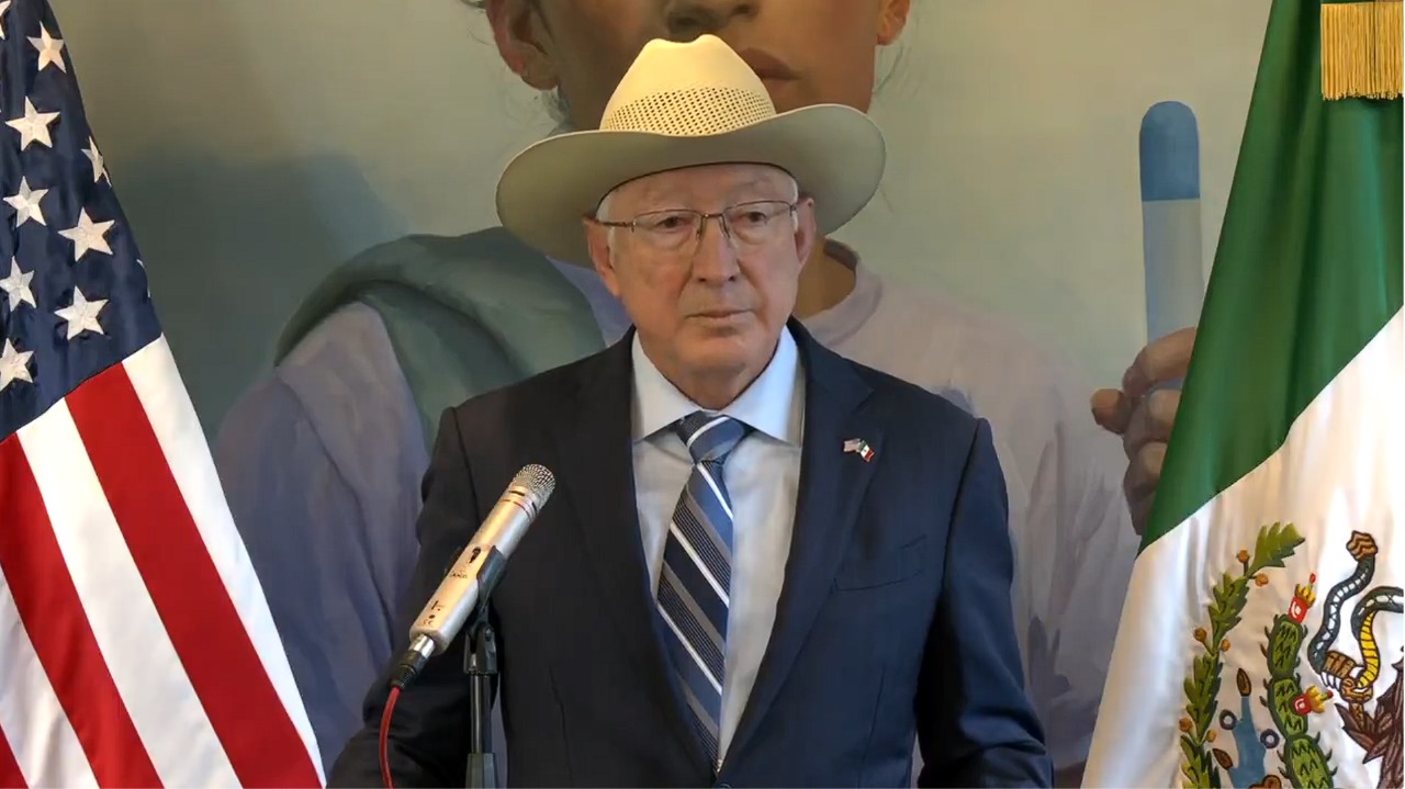 Estamos de acuerdo con la estrategia de atender las causas: Ken Salazar