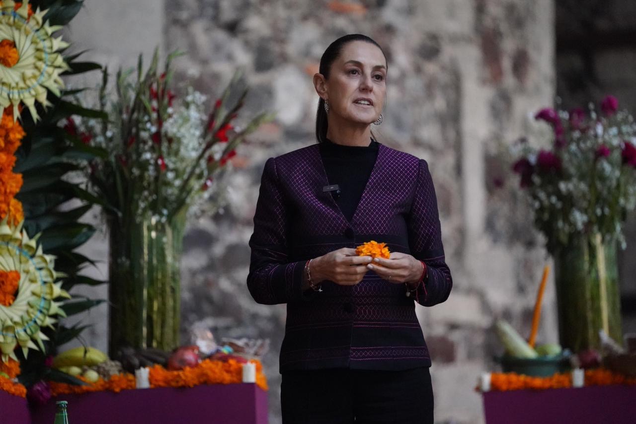 Dedica la presidenta Claudia Sheinbaum ofrenda a las mujeres indígenas, “las ancestras de México”