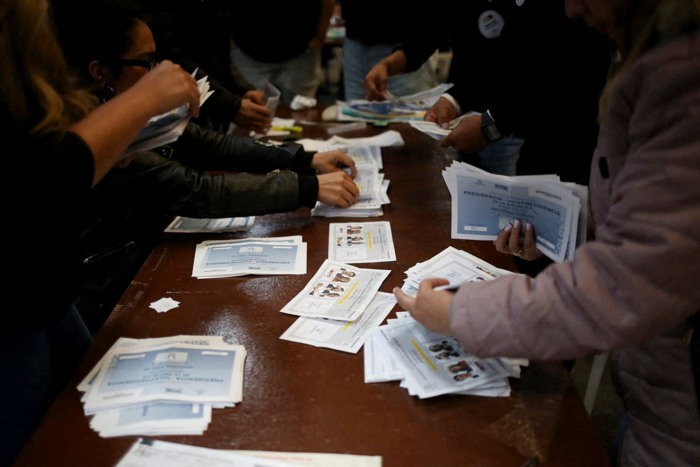 Conteo preliminar perfila a Abelardo De la Espriella como ganador en Colombia; Petro pide esperar escrutinio y denuncia posibles irregularidades