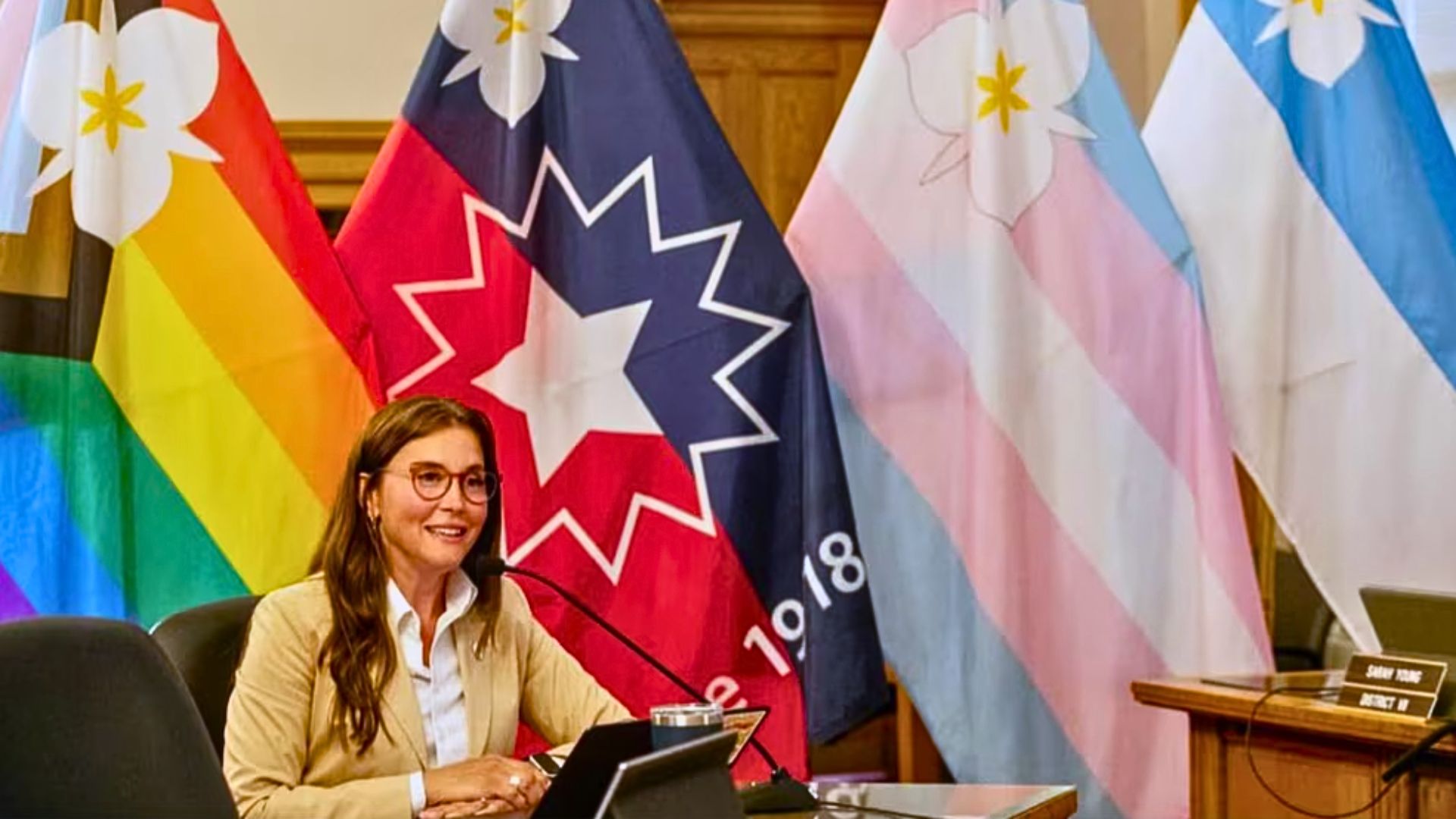 Responden dos ciudades de EE.UU. a la prohibición de banderas LGBT+ declarándolas como oficiales