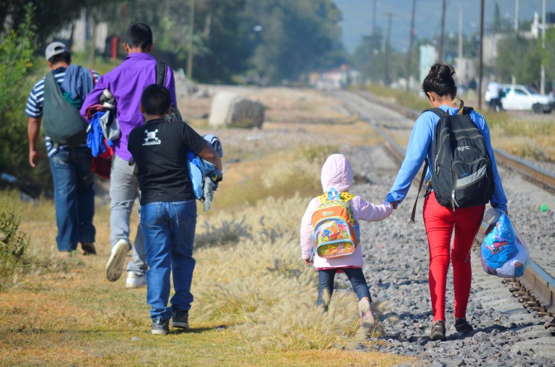 Prohibe juez separación de familias migrantes en la frontera de Estados Unidos
