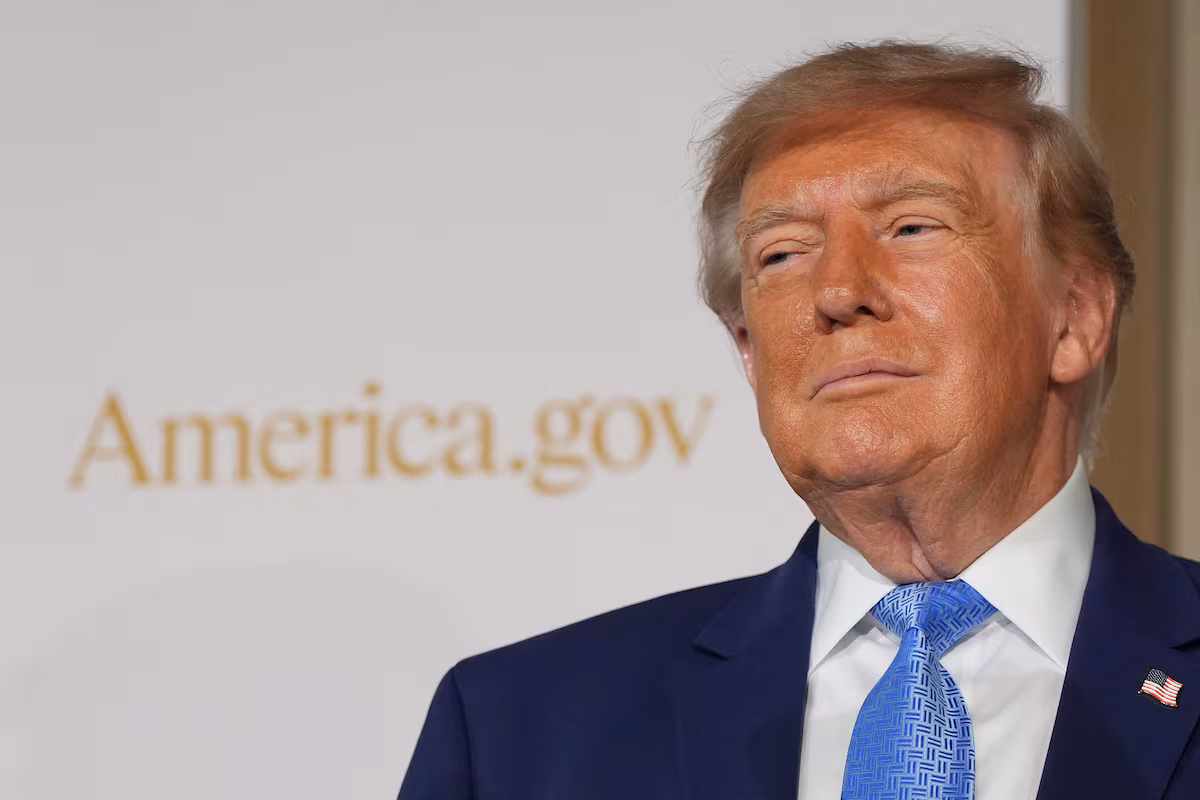 Lanza Donald Trump página oficial de información de EE.UU. que lo contradice