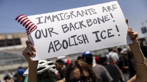 Protestan en hoteles de California contra las políticas migratorias de Trump