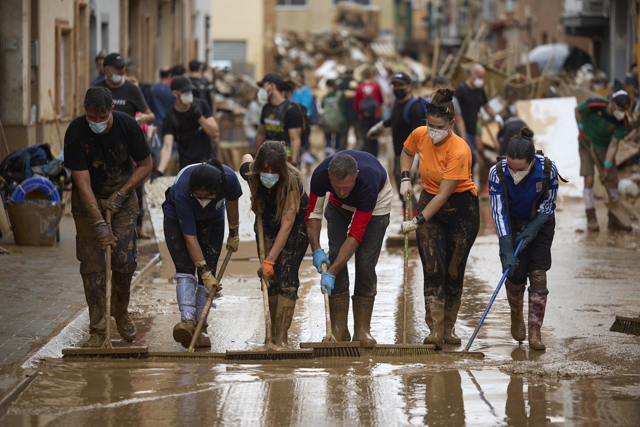 Se organizan voluntarios de distintas entidades de España y de la comunidad internacional para apoyar en las labores de limpieza en Valencia