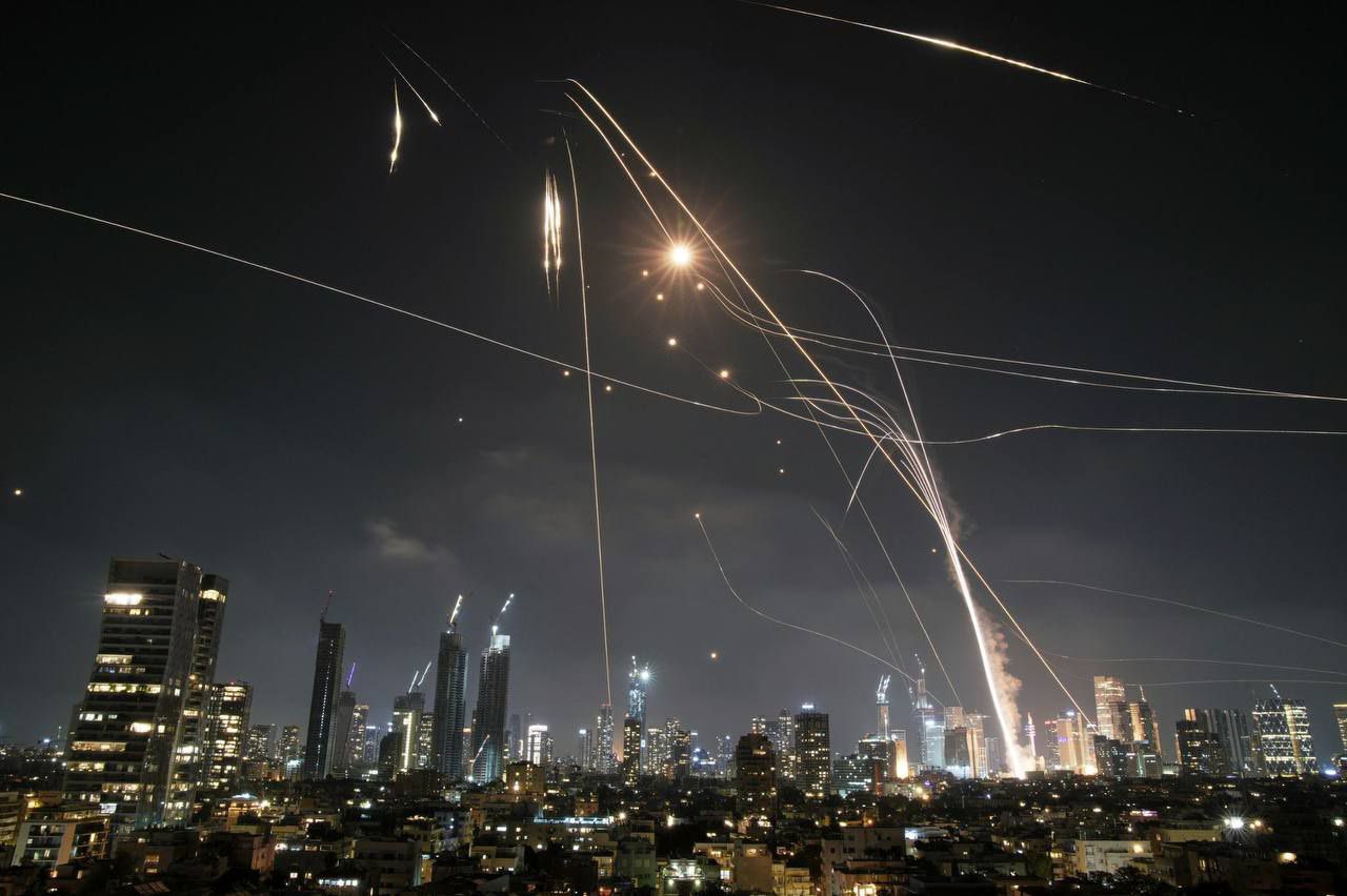 Lanza Irán 4 rondas de misiles contra Israel, dejando al menos 7 heridos y daños materiales en zonas urbanas