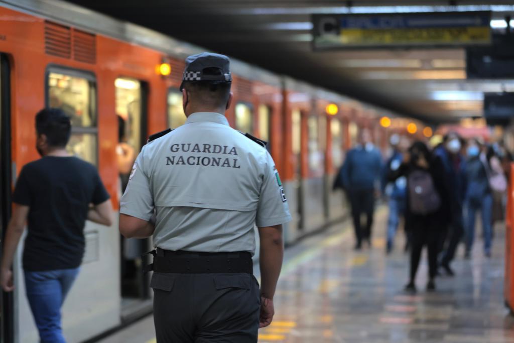 Apoyo de los usuarios en los andenes y rechazo de los bots en redes sociales a la presencia de la Guardia Nacional en el metro