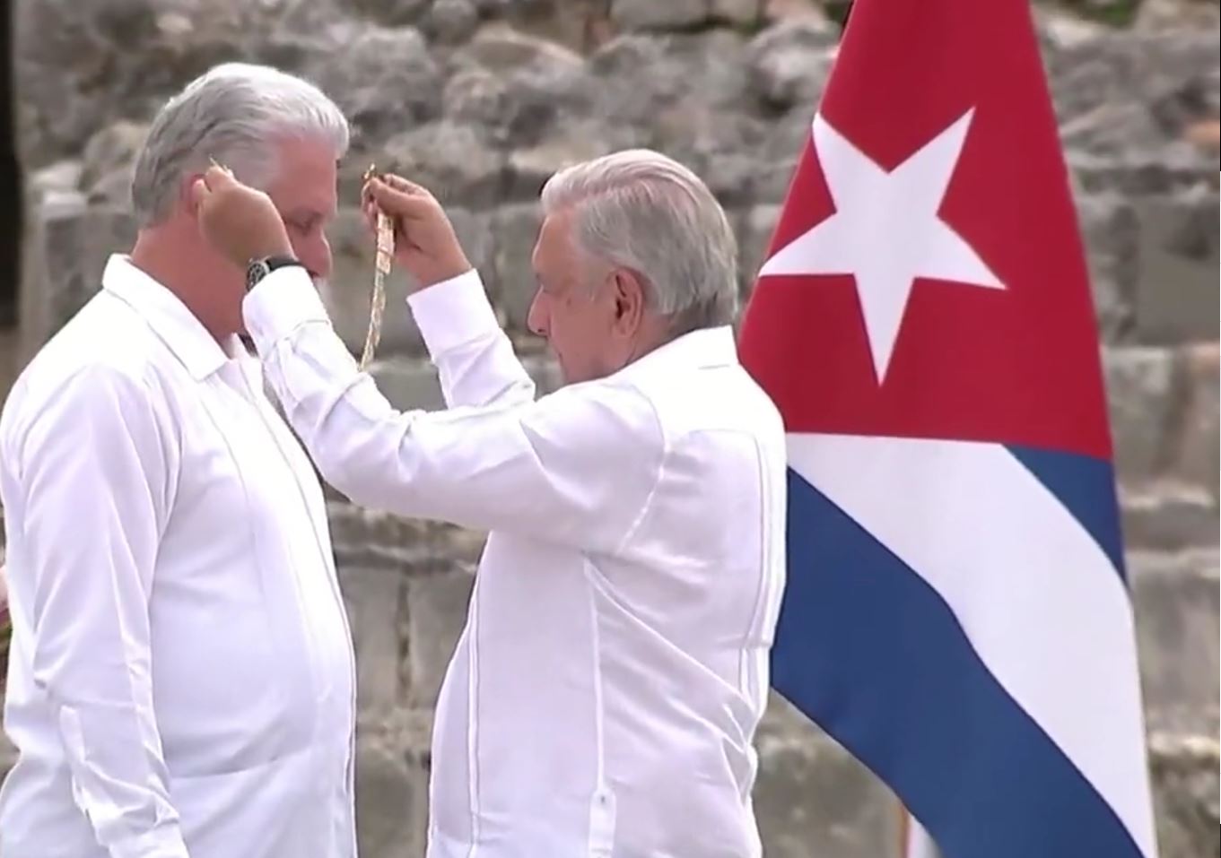 SPR Informa Entrega López Obrador la Orden Mexicana del Águila Azteca al  presidente de Cuba, Miguel Díaz Canel.