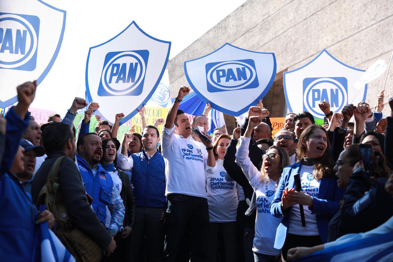 Protestan panistas contra reforma al Infonavit