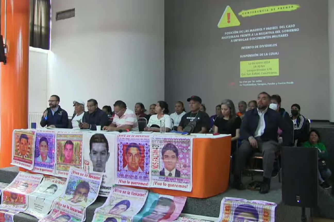 Realizan Padres y Madres de Ayotzinapa conferencia de prensa tras retirarse de reunión con la CoVAJ – Ayotzinapa