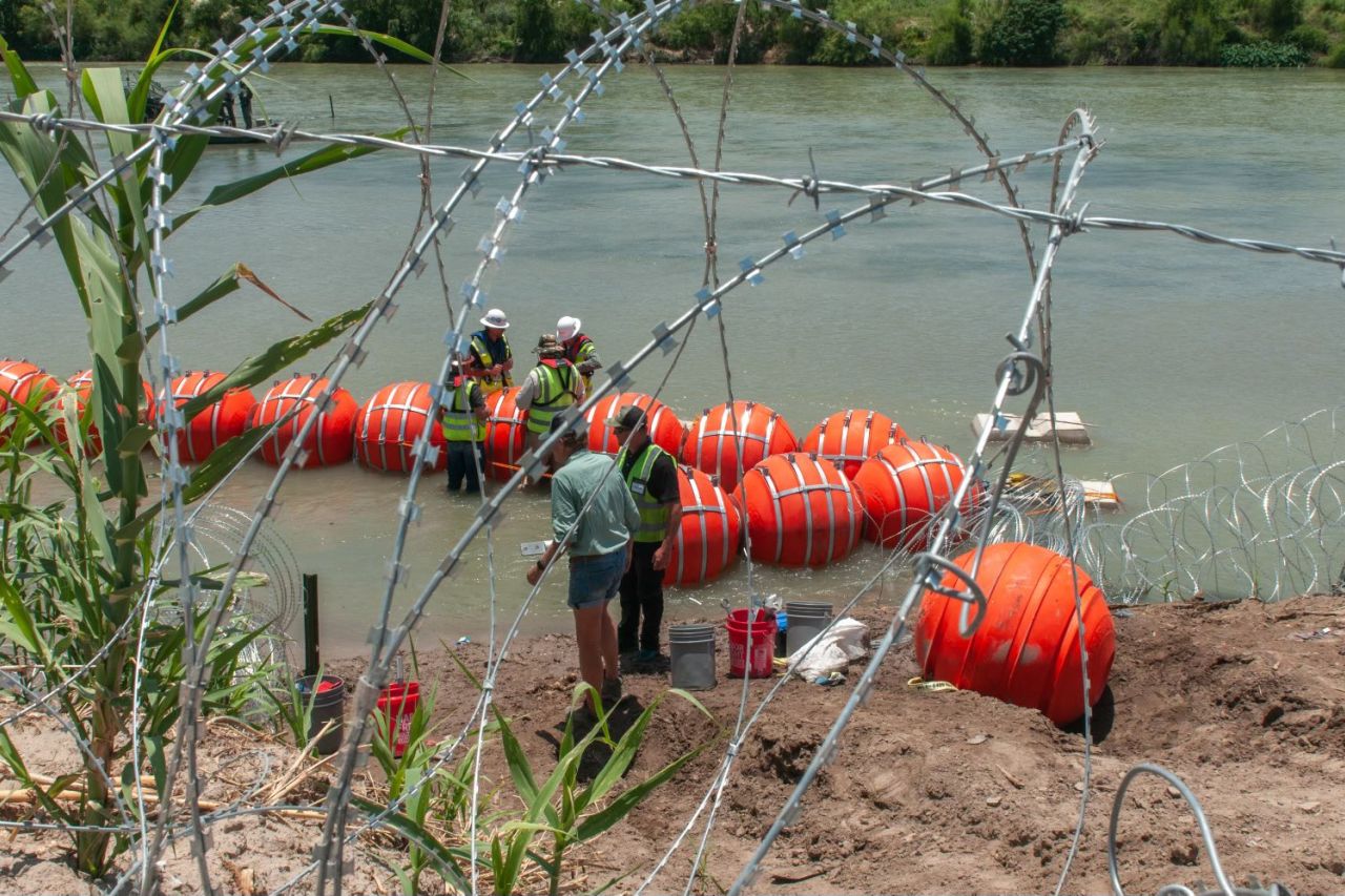 Refuerzan barrera de boyas en el Río Bravo para frenar cruces migratorios