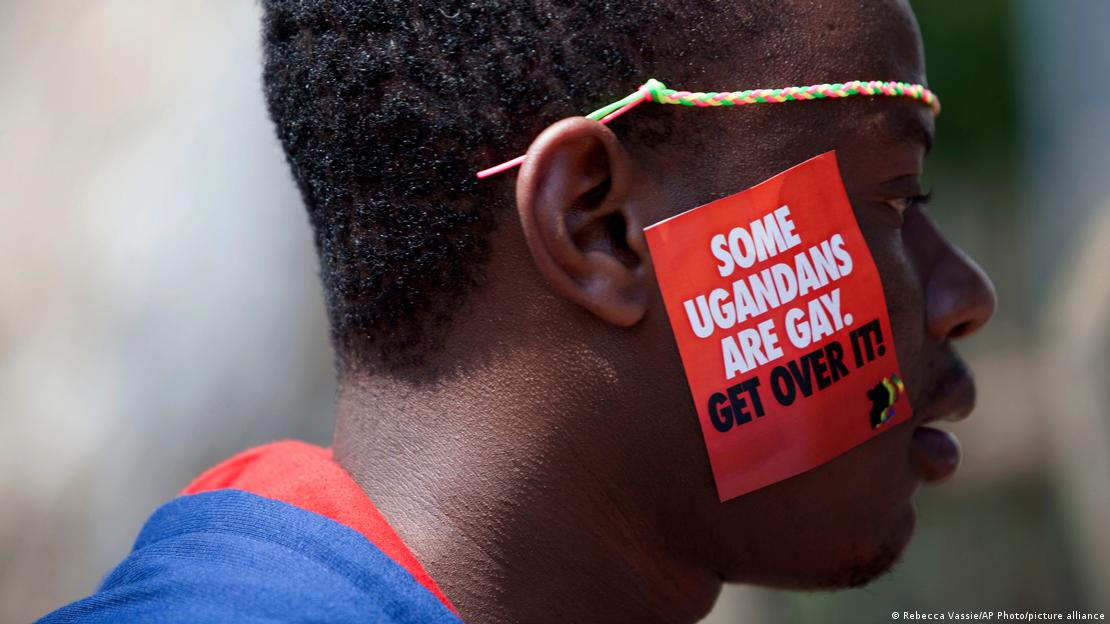 Impulsan en Uganda ley que penaliza a las personas que se autodenominen de la comunidad LGBTTTIQA+