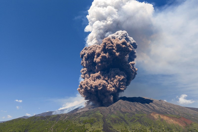 Registra actividad volcánica el Monte Etna en Italia con columna de humo de 5 kilómetros tras erupción
