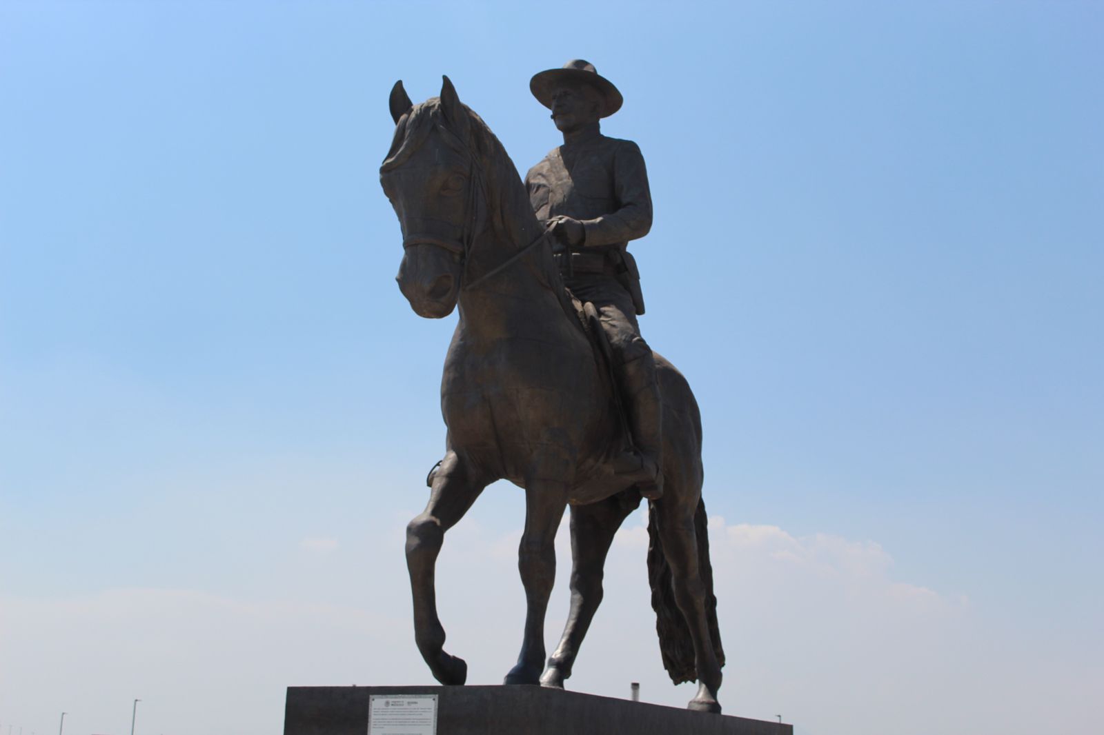 El general Felipe Ángeles fue un comandante que luchó al lado de Francisco Villa durante la Revolución Mexicana y quien dio nombre al nuevo aeropuerto en Zumpango, Estado de México.