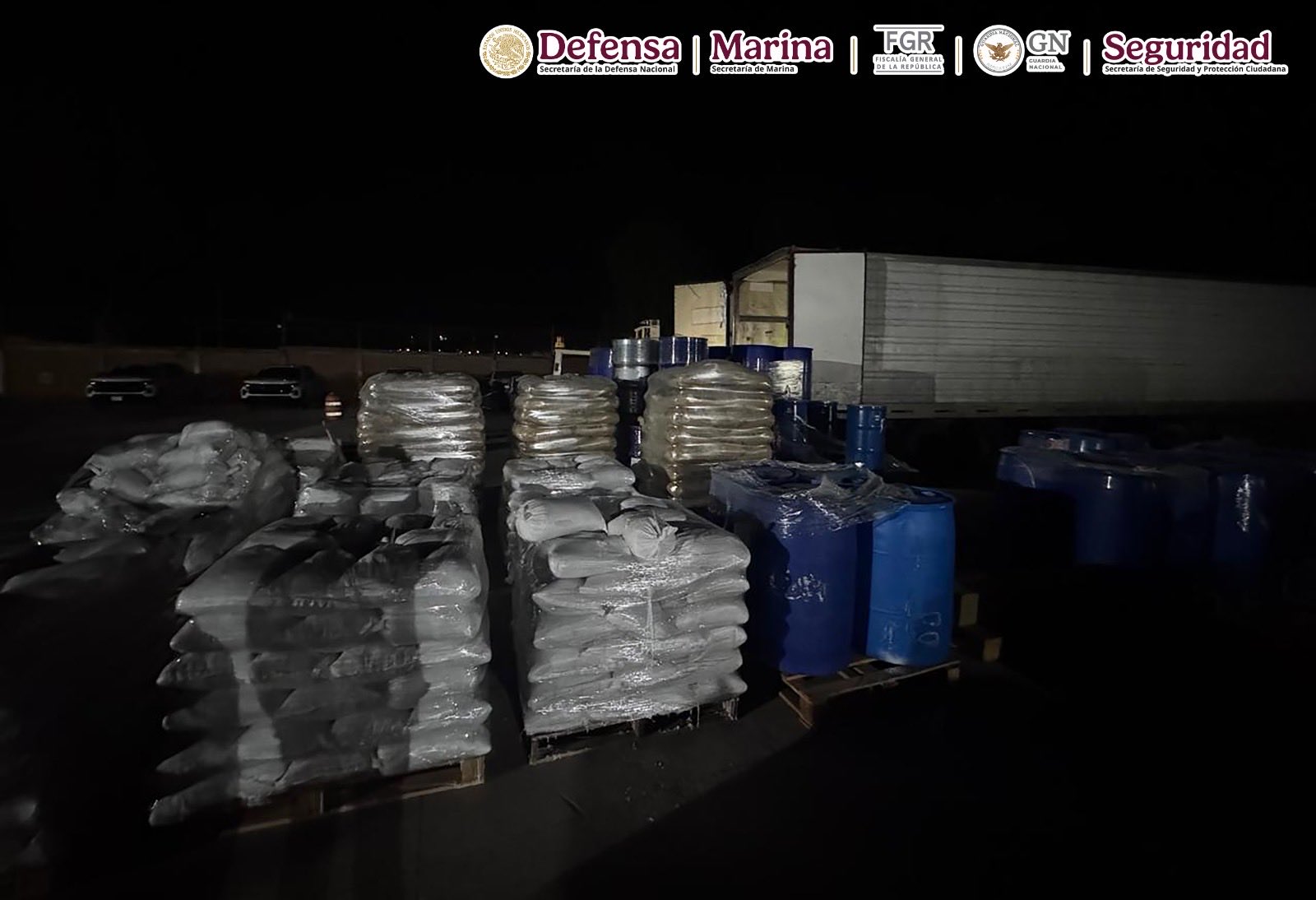 Aseguran más de 13 toneladas de precursores químicos ocultos en un tractocamión en Durango