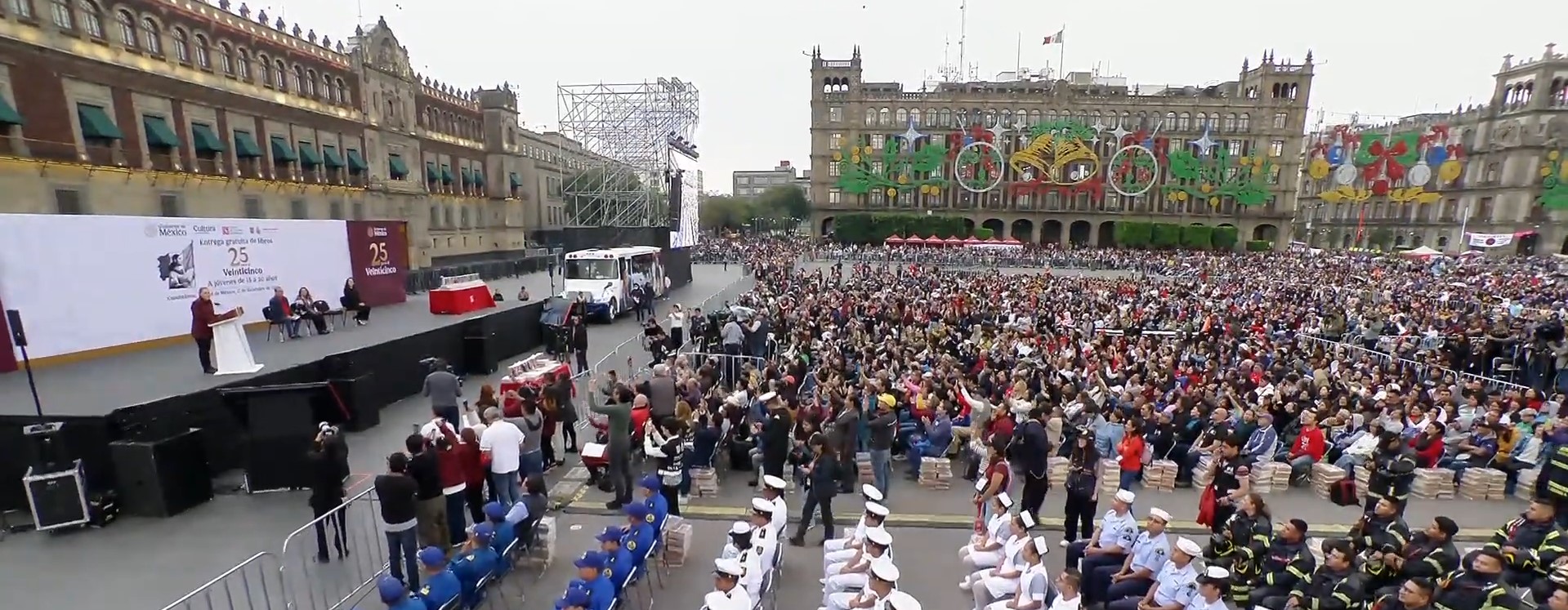 Encabeza Claudia Sheinbaum y FCE, entrega de los libros gratuitos "25 para el veinticinco", en el Zócalo capitalino