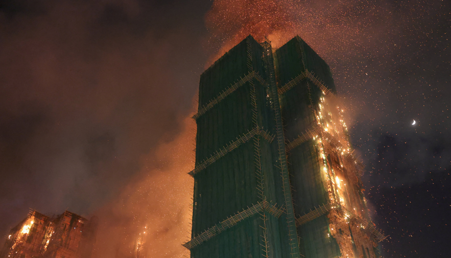 Suman al menos 44 fallecidos y 279 desparecidos tras incendio en Hong Kong