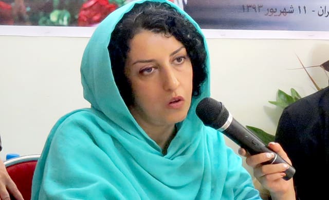 Fue detenida con “violencia” la Nobel de la Paz Narges Mohammadi durante homenaje