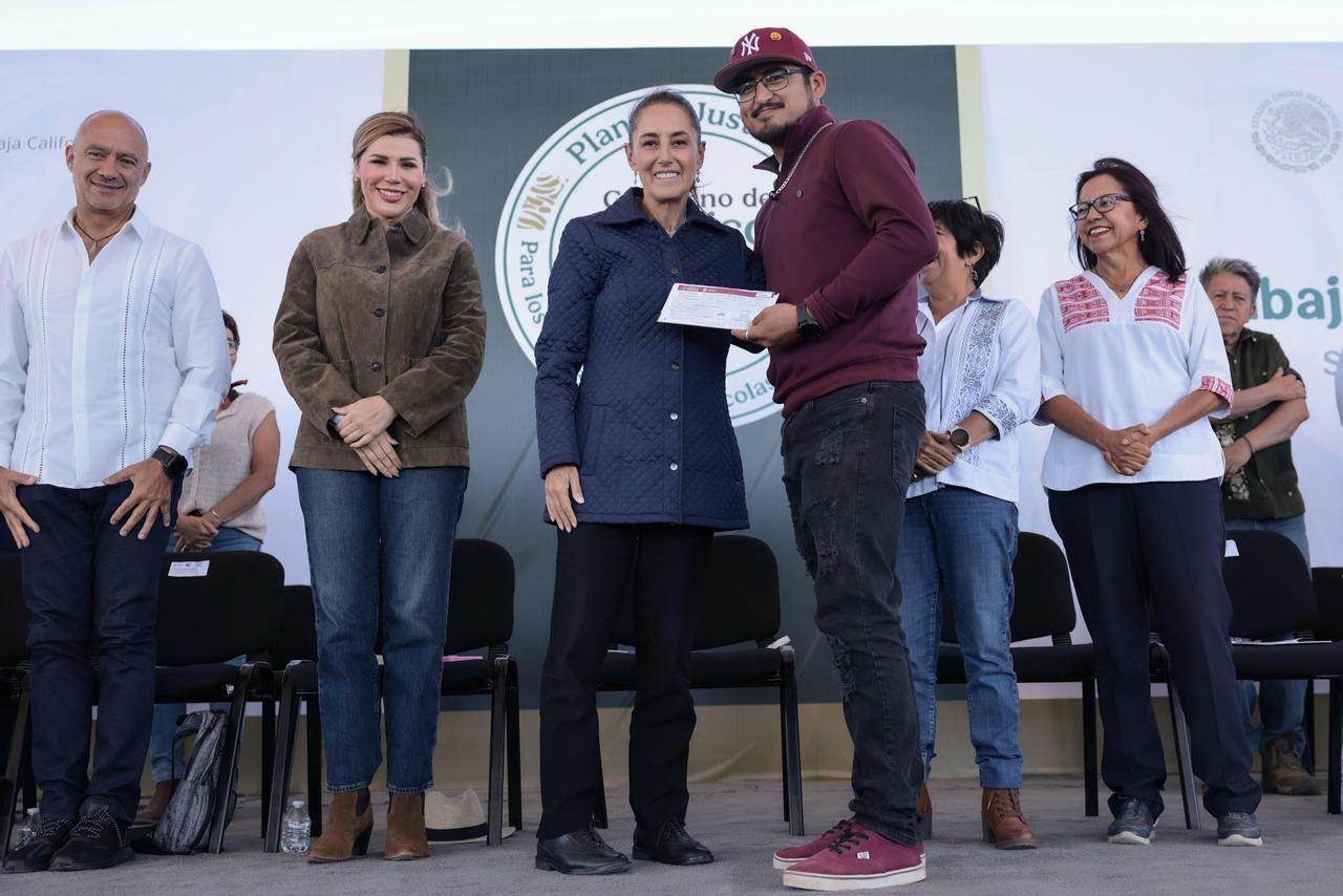 Sheinbaum reafirma compromiso con trabajadores de San Quintín, Baja California: entrega apoyos de vivienda