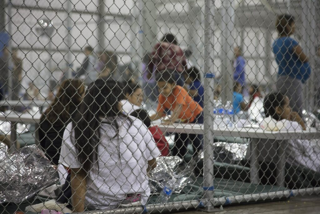 Bloquea juez del estado de Washington ley para mejorar las condiciones de vida en centro de detención de migrantes.