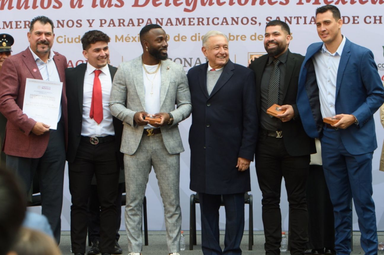 Galardona López Obrador a deportistas y entrenadores mexicanos con el Premio Nacional de Deportes 2023