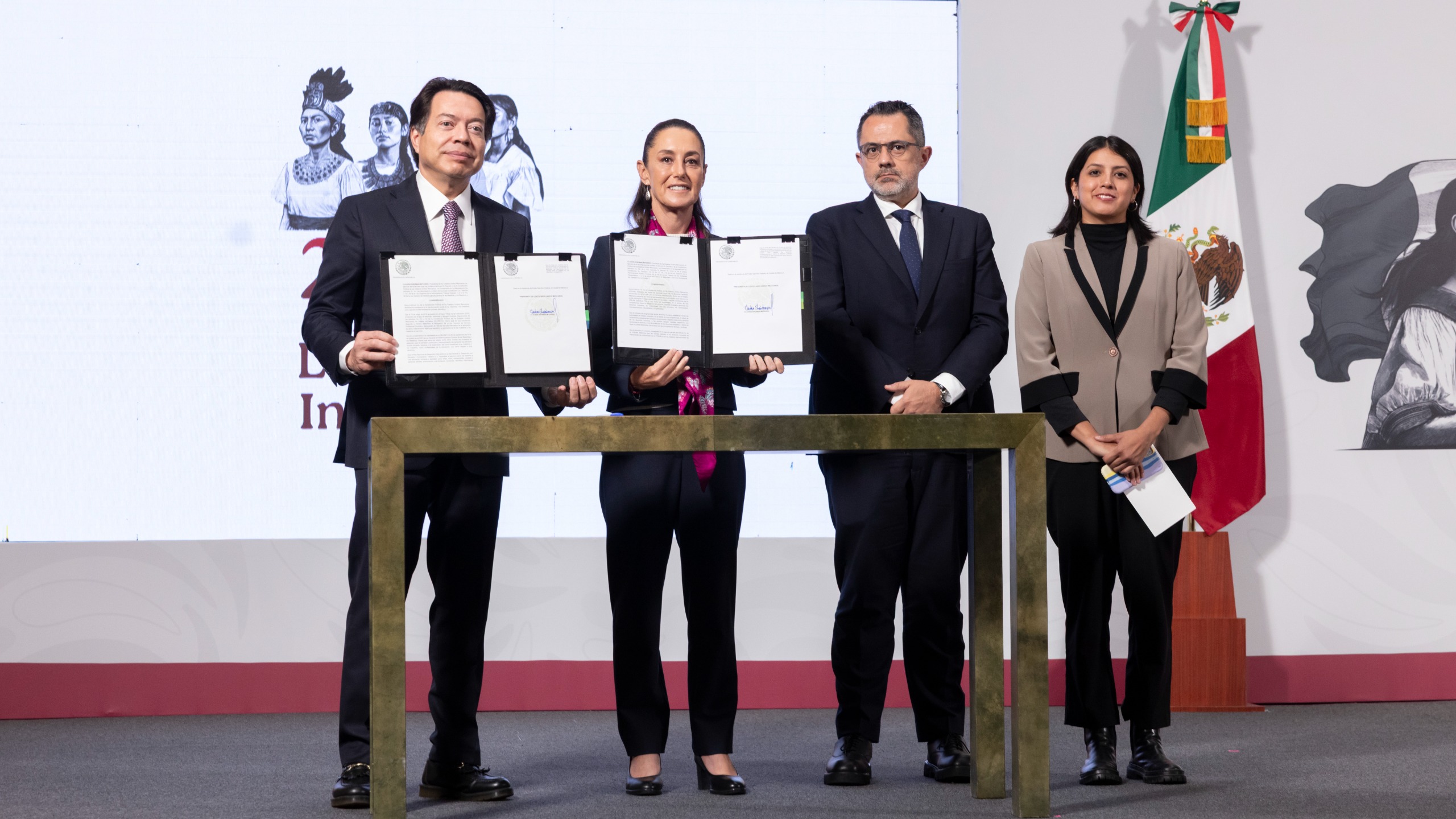 Firma presidenta Claudia Sheinbaum dos decretos en beneficio de las y los maestros de México