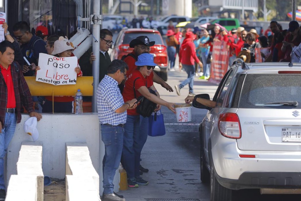Protestan integrantes de la CNTE en casetas