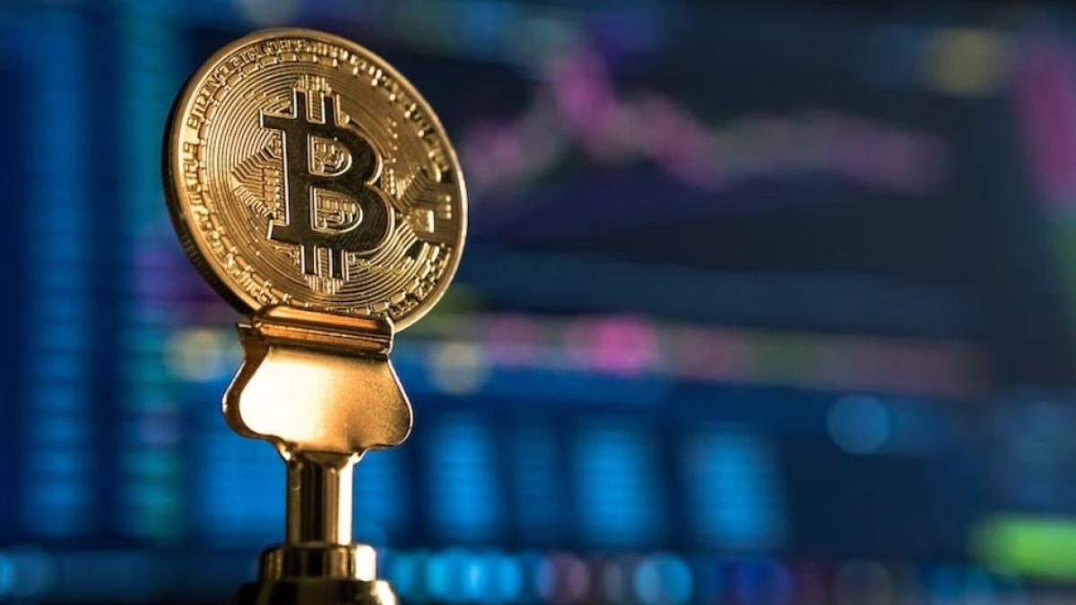 Repunta Bitcoin por primera vez en 10 meses