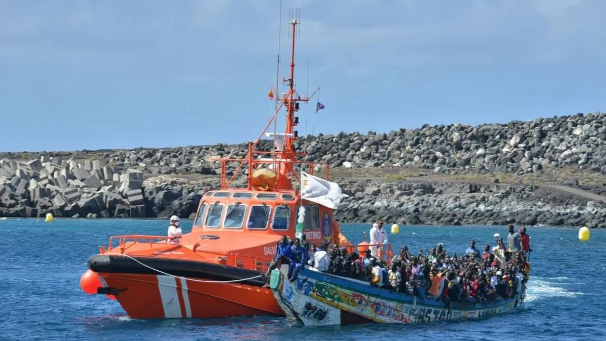 Mueren siete personas migrantes tras volcarse embarcación en costa de las Islas Canarias, España