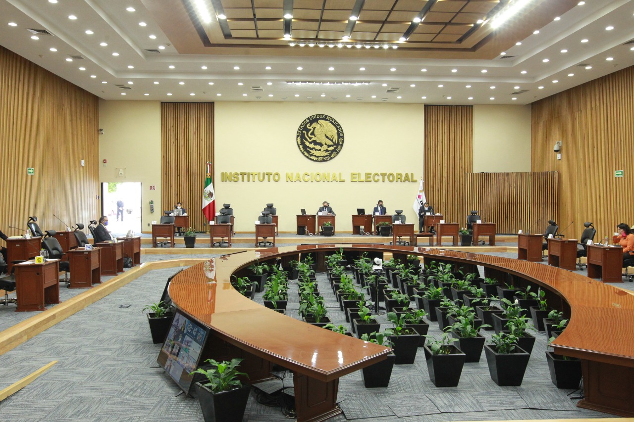 Entregan partidos políticos al INE propuestas de moderadores para debates presidenciales