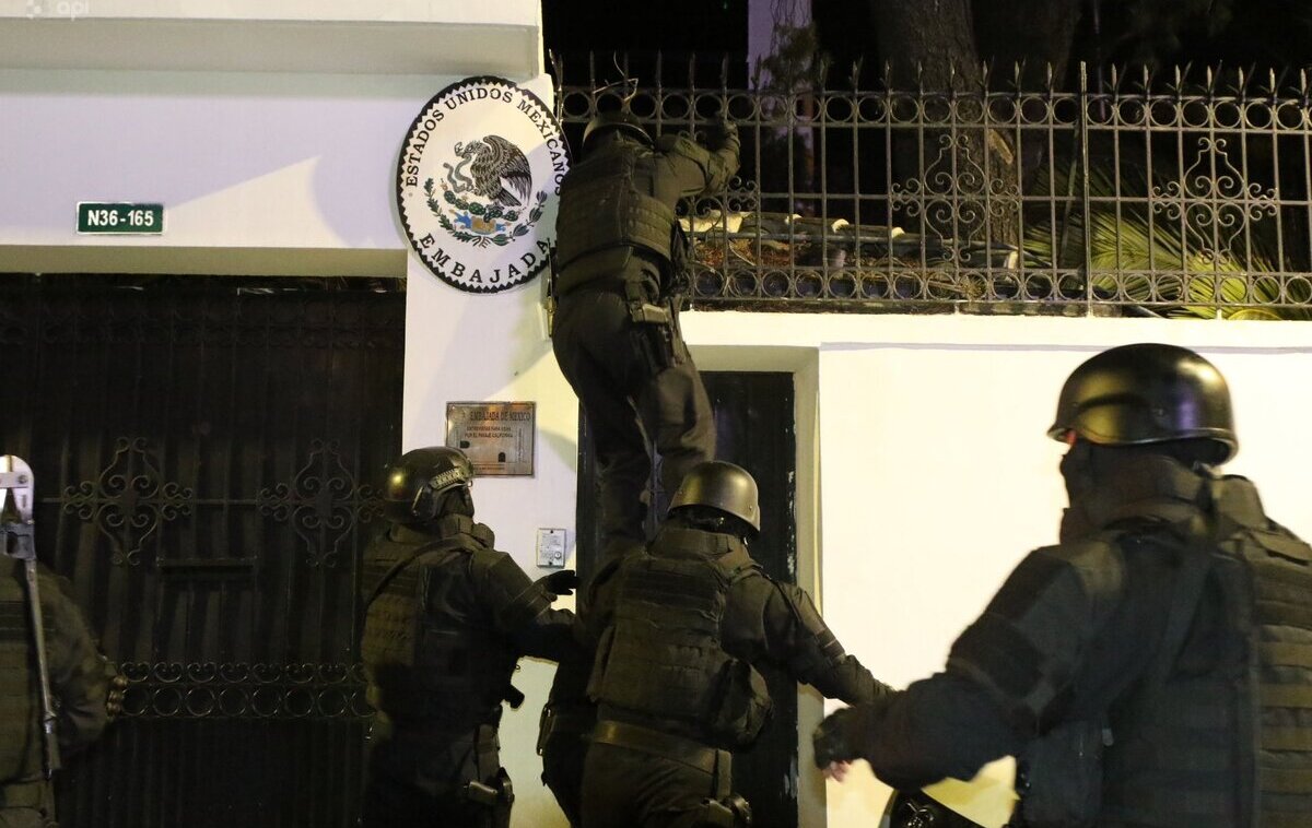 Irrumpen militares Embajada de México en Ecuador