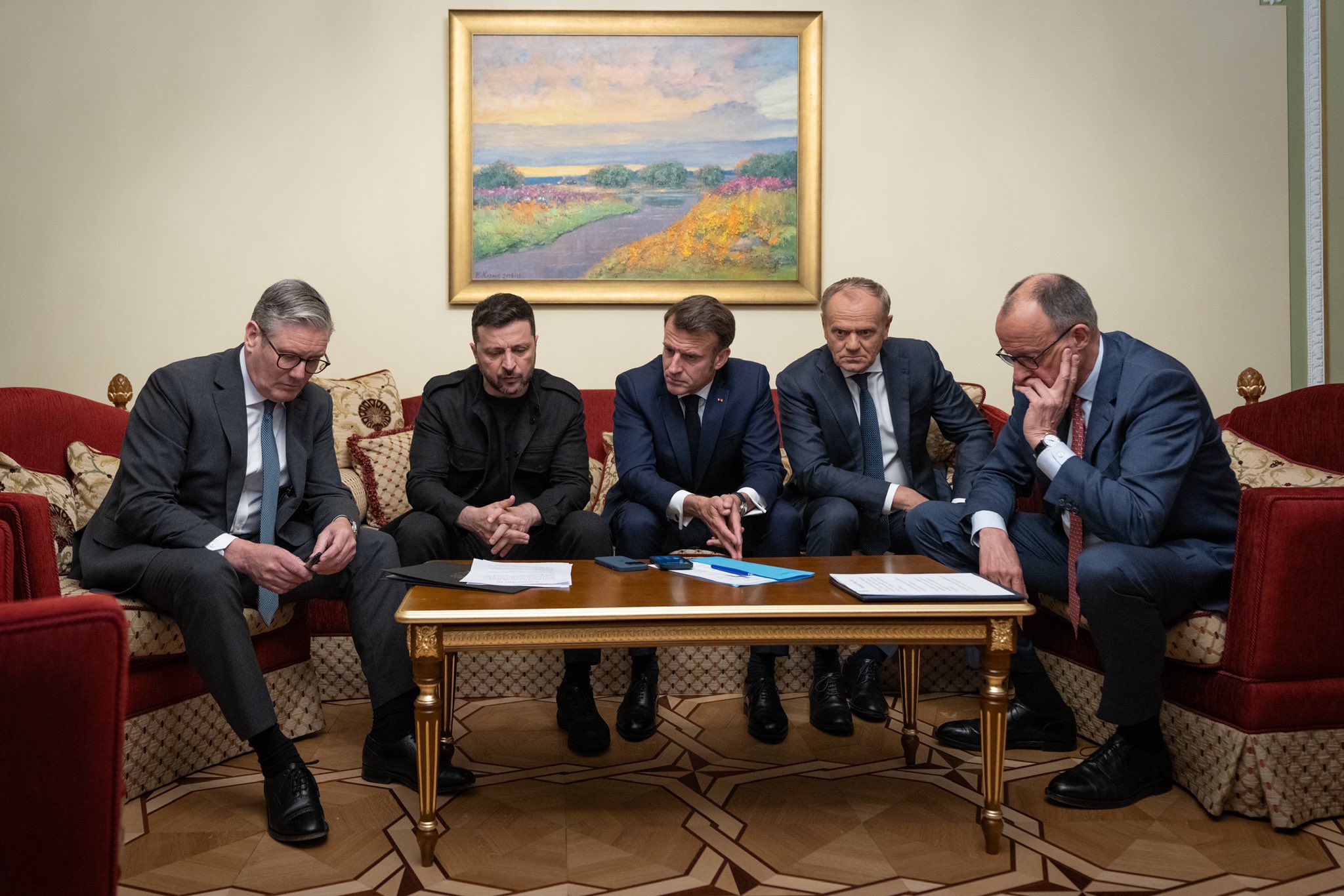 Se reúne Zelenski con líderes europeos para impulsar un alto el fuego y garantías de seguridad para Ucrania