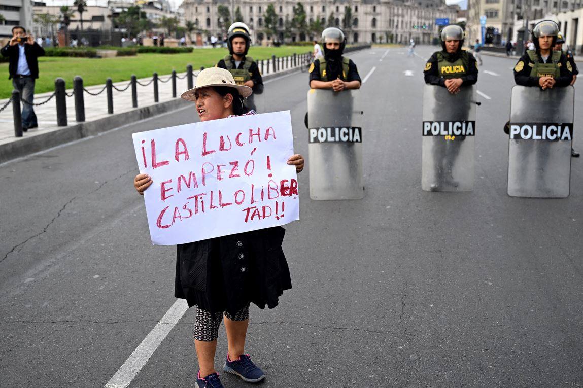 Investiga Fiscalía de Perú a dos generales por la muerte de 10 manifestantes en contra del Gobierno de Dina Boluarte